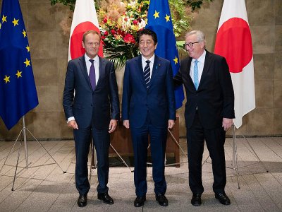 Le Premier ministre japonais Shinzo Abe (C), le président de la Commission européenne Jean-Claude Juncker (D) et le président du Conseil européen Donald Tusk (G), à Tokyo le 17 juillet 2018 - Martin BUREAU [POOL/AFP]