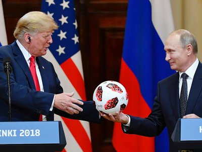 Vladimir Poutine offre un ballon de foot à Donald Trump lors d'un sommet à Helsinki, le 16 juillet 2018 - Yuri KADOBNOV [AFP]