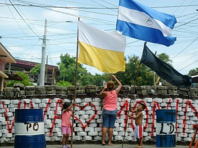 Les drapeaux du Nicaragua et du Vatican derrière une barricade à Massaya, au Nicaragua, le 11 juillet 2018 - MARVIN RECINOS [AFP]