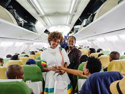 Des passagers se sourient à bord de l'avion des Ethiopian Airlines reliant Addis Abeba à Asmara, en Erythrée, le 18 juillet 2018. - Maheder HAILESELASSIE TADESE [AFP]