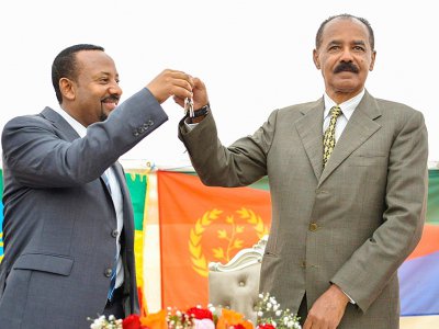 Le Premier ministre éthiopien Abiy Ahmed (g) et le président erythréen Issaias Afeworki célébrent la réouverture de l'ambassade érythréenne à Addis Abeba le 16 juillet 2018 - MICHAEL TEWELDE [AFP]