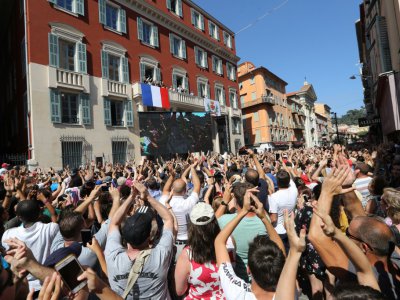 La foule acclame Hugo Lloris à Nice, le 18 juillet 2018 - Valery HACHE [AFP]