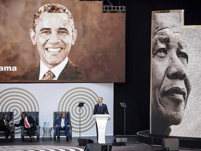 L'ancien président américain President Barack Obama s'exprime à l'occasion du 100e anniversaire de la naissance de Nelson Mandela, le 18 juillet 2018 à Johannesburg. - MARCO LONGARI [AFP]