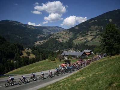 Les coureur de la Sky mènent le train du peloton vers La Rosière, terme de la 11e étape du Tour des France, le 18 juillet 2018 - Jeff PACHOUD [AFP]