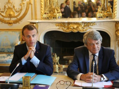 Le président français Emmanuel Macron et l'ancien ministre de l'Environnement Jean-Louis Borloo, chargé d'un rapport sur les quartiers, à l'Elysée le 22 mai 2018 - ludovic MARIN [POOL/AFP/Archives]