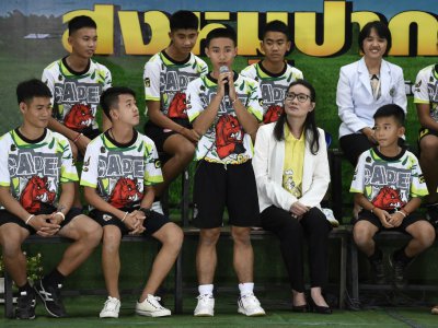Adul Sam-on (C), l'un des jeunes footballeurs rescapés avec leur entraîneur d'une grotte en Thaïlande, s'exprime lors d'une conférence de presse à Chiang Rai le 18 juillet 2018 - LILLIAN SUWANRUMPHA [AFP]