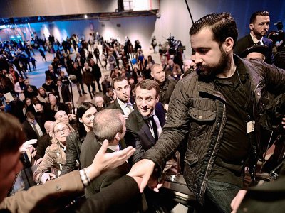 Alexandre Benalla (d), responsable de la sécurité d'Emmanuel Macron durant la campagne présidentielle, le 1er mars 2017 au Salon de l'agriculture à Paris - Lionel BONAVENTURE [AFP/Archives]