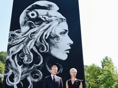Emmanuel Macron et l'artsite de steet art Yseult Digan, qui signe YZ, posent devant une fresque de Marianne sur la façade d'un HLM à Périgueux, le 19 juillet 2018 - Nicolas TUCAT [AFP]