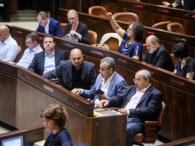 Le député arabe israélien Ahmed Tibi(première rangée, à droite) assiste à une session du Parlement avant le vote d'une loi controversée le 19 juillet 2018 - Marc Israel Sellem [AFP]
