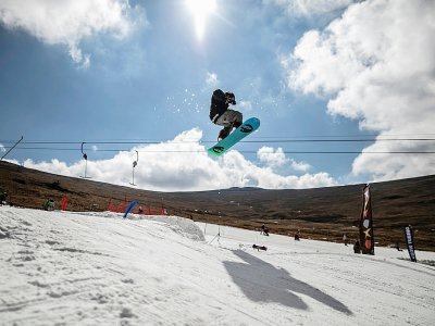 Un snowboarder effectue un saut dans le snowpark de la station d'Afriski dans les montages de Maluti, le 10 juillet 2018 au Lesotho - MARCO LONGARI [AFP]