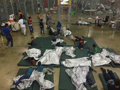 Photo fournie par les garde-frontières américains d'enfants de migrants clandestins, séparés de leurs parents, attendant dans un centre de rétention, le 17 juin 2018 à McAllen, au Texas - Handout [US Customs and Border Protection/AFP]