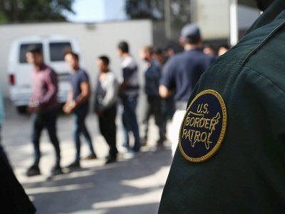Des immigrants sans papiers quittent un tribunal américain, menottés, le 11 juin 2018 à McAllen au Texas - JOHN MOORE [Getty/AFP/Archives]