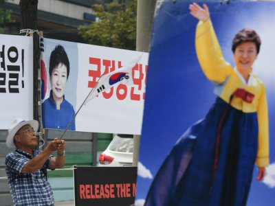 Un partisan de l'ex-présidente sud-coréenne demande sa libération devant la Cour centrale de Séoul le 20 juillet 2018 - Jung Yeon-je [AFP]