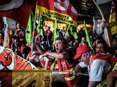Des cheminots en grève lors d'une manifestation à la gare de la Part-Dieu à Lyon, le 12 juin 2018 - JEFF PACHOUD [AFP]