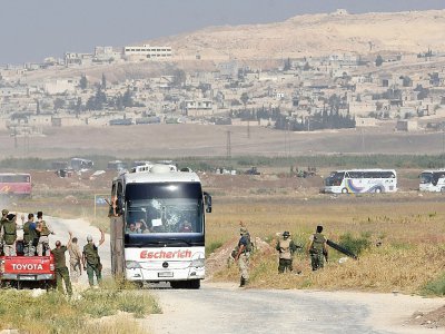 Des bus transportant des civils et des insurgés évacués des localités de Foua et Kefraya, le 19 juillet 2018 en Syrie - George OURFALIAN [AFP]