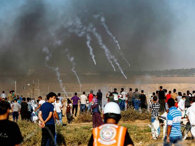 Les forces israéliennes tirent des gaz lacrymogènes contre des manifestants rassemblés près de la barrière de sécurité séparant Israël de la bande de Gaza, le 20 juillet 2018 - SAID KHATIB [AFP]