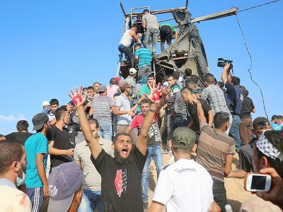 Des Palestiniens protestent après la destruction d'un poste d'observation du Hamas près de Khan Younis le 20 juillet 2018 - SAID KHATIB [AFP]