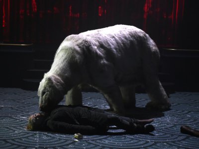 A un moment de la pièce "Arctique", un énorme ours polaire en peluche débarque, menaçant, "métaphore de cette nature qui se venge", explique Anne-Cécile Vandalem - Boris HORVAT [AFP]