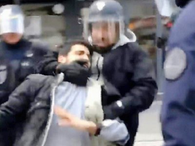 Capture de la vidéo filmée par un militant LFI montrant Alexandre Benalla maîtrisant violemment un manifestant le 1er-Mai à Paris - Tahar Bouhafs [Tahar Bouhafs/AFP]