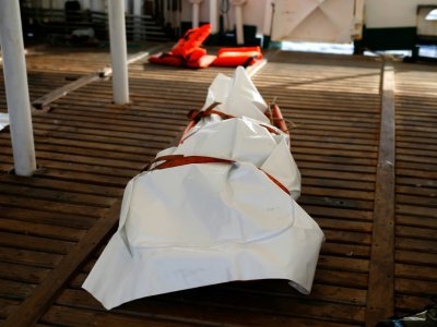 Le corps d'une femme repêché au large de la Libye repose sur le pont du navire de l'ONG espagnole Proactive Open Arms le 17 juillet 2018. - PAU BARRENA [AFP/Archives]