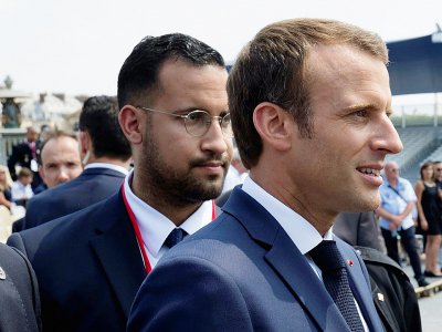 Alexandre Benalla (g) accompagne le président Emmanuel Macron lors du défilé du 14 juillet 2018 à Paris - PHILIPPE WOJAZER [POOL/AFP/Archives]