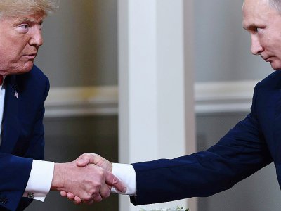 La poignée de main entre le président américain Donald Trump et son homologue russe Vladimir Poutine à Helsinki, le 16 juillet 2018 - Brendan Smialowski [AFP/Archives]