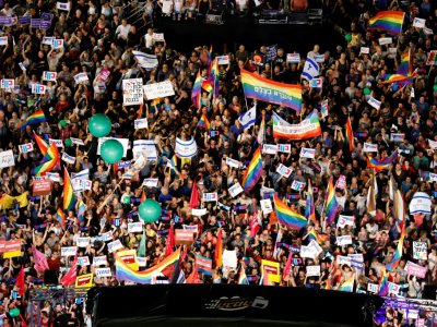 Des manifestants rassemblés sur la place Yitzhak Rabin à Tel-Aviv pour manifester contre une loi interdisant la GPA aux couples gays, le 22 juillet 2018 - JACK GUEZ [AFP]