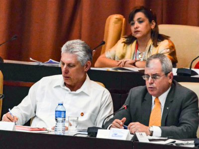 Le président cubain Miguel Diaz-Canel (G) lors d'une session du parlement à la Havane le 21 juillet 2018 - Jorge BELTRAN [AFP]