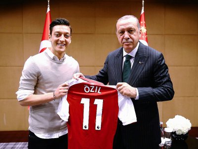 L'international allemand Mesut Özil (g) avec son maillot d'Arsenal aux côtés du président turc Recep Tayyip Erdogan, le 13 mai 2018 à Londres - KAYHAN OZER [TURKISH PRESIDENTIAL PRESS SERVICE/AFP/Archives]