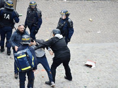 Alexandre Benalla (casque et capuche) intervient le 1er mai 2018 sur un manifestant à Paris - Naguib-Michel SIDHOM [AFP/Archives]