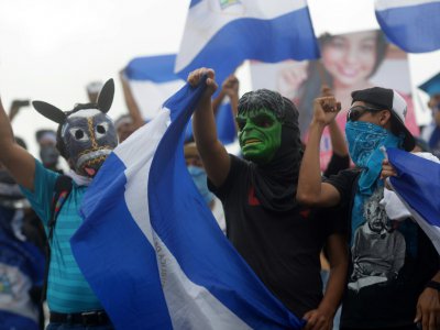 Des étudiants nicaraguayens portant des masques manifestent contre le président Daniel Ortega le 23 juillet 2018 à Managua - MARVIN RECINOS [AFP]