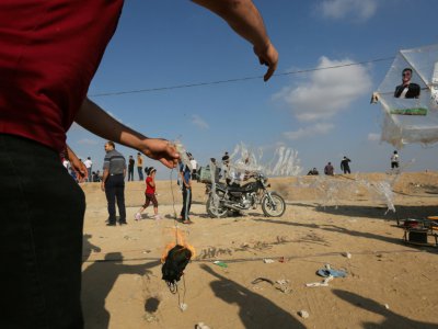 Un Palestinien prépare un cerf-volant incendiaire, le long de la frontière entre Israël et la bande de Gaza, le 13 juillet 2018 - MAHMUD HAMS [AFP/Archives]