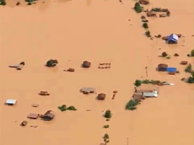 Photo tirée d'une vidéo de la chaîne ABC Laos montrant une vue aérienne des inondations provoquées par l'effondrement d'un barrage dans la province d'Attapeu (sud-est du Laos) - Handout [ABC LAOS/AFP]