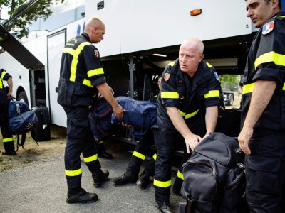 Des pompiers français arrivent à Farila, en Suède, pour aider les autorités locales à combattre des incendies de forêt le 24 juillet 2018 - Erik SIMANDER [TT NEWS AGENCY/AFP]