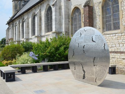 Une stèle, en hommage au père Hamel, a été installée à côté de l'église en 2017. - Amaury Tremblay