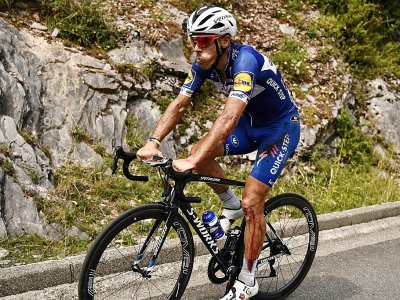 Le Belge Philippe Gilbert remonte la selle après sa chute dans le Col du Portillon lors de la 16e étape du Tour de France, le 24 juillet 2018 - Marco BERTORELLO [AFP]