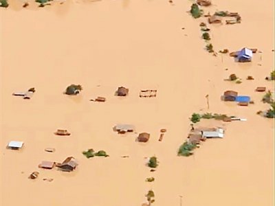 Photo tirée d'une vidéo de la chaîne ABC Laos montrant une vue aérienne des inondations provoquées par l'effondrement d'un barrage dans la province d'Attapeu, le 24 juillet 2018 dans le sud-est du Laos - Handout [ABC LAOS/AFP]