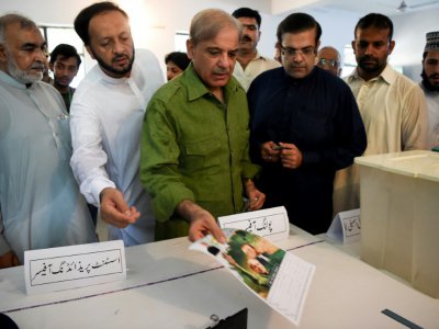 Shahbaz Sharif (c), chef du parti PML-N et jeune frère de l'ancien Premier ministre Nawaz Sharif, vote aux législatives, le 25 juillet 2018 à Islamabad, au Pakistan - WAKIL KOHSAR [AFP]