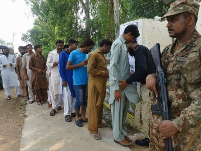 Des Pakistanais attendent pour voter lors des élections législatives, le 25 juillet 2018 à Lahore - ARIF ALI [AFP]