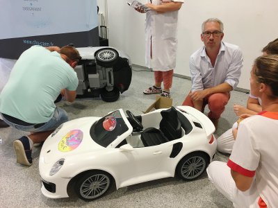 Une Porsche blanche et une Mercedes grise accompagneront les petits patients jusqu'au bloc opératoire. - Solenn Boulant
