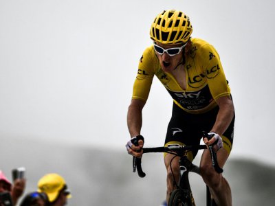 Le maillot jaune gallois Geraint Thomas franchit la ligne d'arrivée de la 17e étape du Tour de France au sommet du col du Portet, le 25 juillet 2018 - Jeff PACHOUD [AFP]