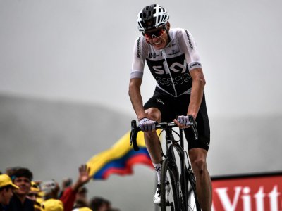 Le Britannique Chris Froome franchit très éprouvé la ligne d'arrivée de la 17e étape du Tour de France au sommet du col du Portet, le 25 juillet 2018 - Jeff PACHOUD [AFP]