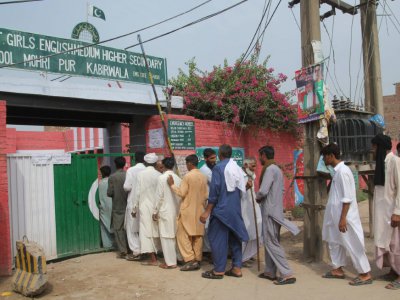 Des villageois de Mohri Pur, que des hommes, font la queue pour aller voter le 25 juillet 2018. - SS MIRZA [AFP]
