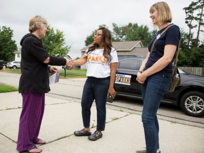 Monica Sparks rencontre des habitants de la circonscription de Kentwood où elle se présente aux primaires, le 21 juillet 2018 - Steven M. Herppich [AFP]