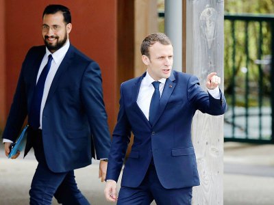 Le président Emmanuel Macron avec Alexandre Benalla à Berd'huis en Normandie, le 12 avril 2018 - CHARLY TRIBALLEAU [AFP/Archives]