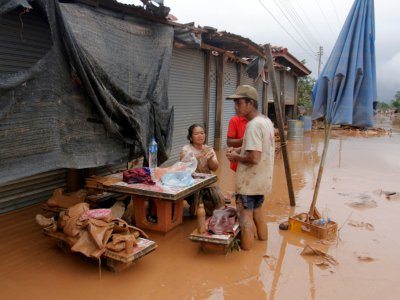 Des habitants retournent chez eux après les inondations provoquées par l'effondrement d'un barrage, le 26 juillet 2018 à Sanamxai, dans la province d'Attapeu, au Laos - NHAC NGUYEN [AFP]