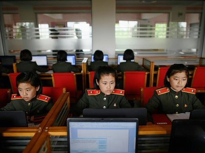 Des élèves suivent un cours à l'école révolutionnaire pour filles de Kang Pan Sok, le 15 juin 2018 près de Pyongyang, en Corée du Nord - Ed JONES [AFP]