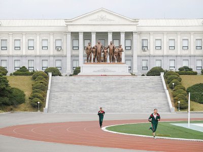 La façade de l'école révolutionnaire pour garçons de Mangyongdae, le 10 avril 2018 près de Pyongyang, en Corée du Nord - Ed JONES [AFP]