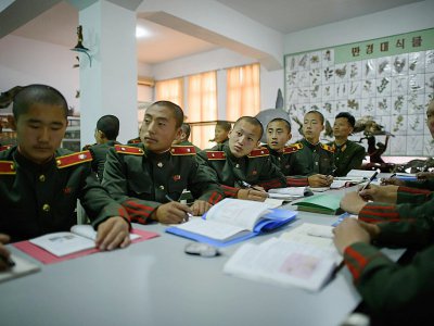 Des élèves de l'Ecole révolutionnaire pour garçons suivent un cours de biologie, le 24 juin 2018 à Mangyongdae, près de Pyongyang, en Corée du Nord - Ed JONES [AFP]