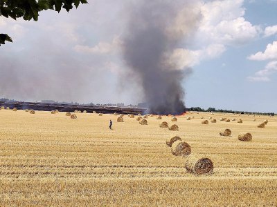 Le feu s'étend aux champs voisins - Sapeurs-pompiers du Calvados